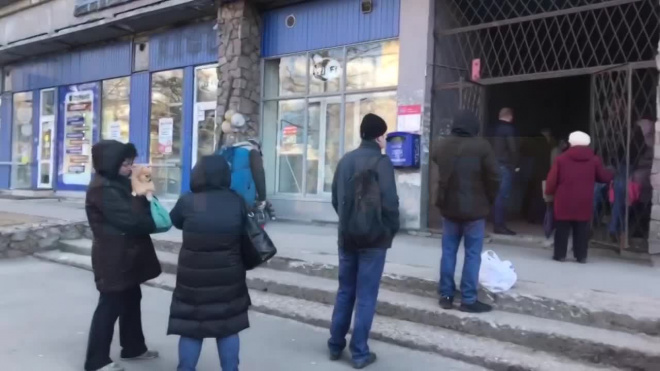 Видео: на Замшина собралась очередь у почты 