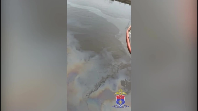 В Петербурге произошел разлив нефтепродуктов в акватории реки Малая Невка