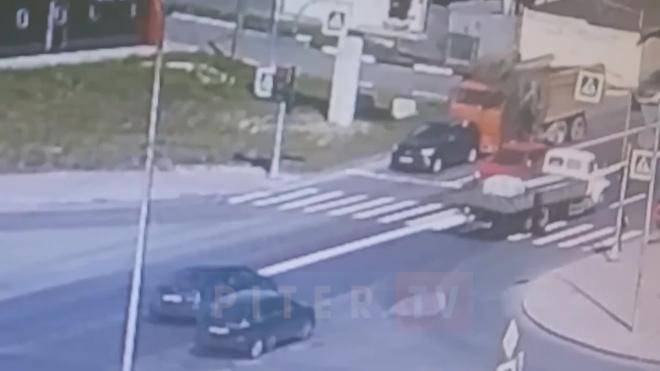 Видео: резкое торможение авто в Приморском районе привело к "грязному" ДТП