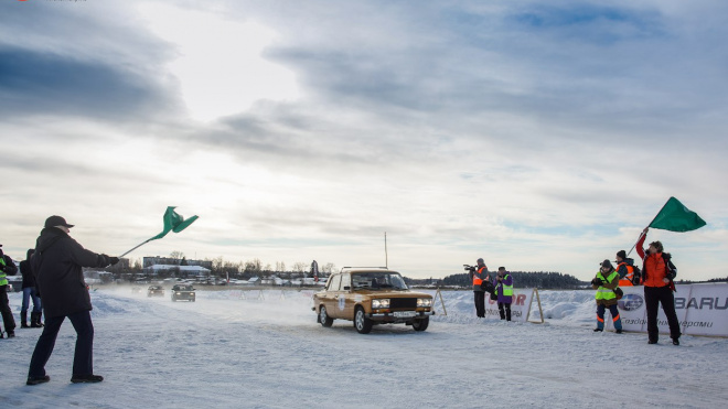 Автомобили станцуют парами под музыку в зимней Карелии