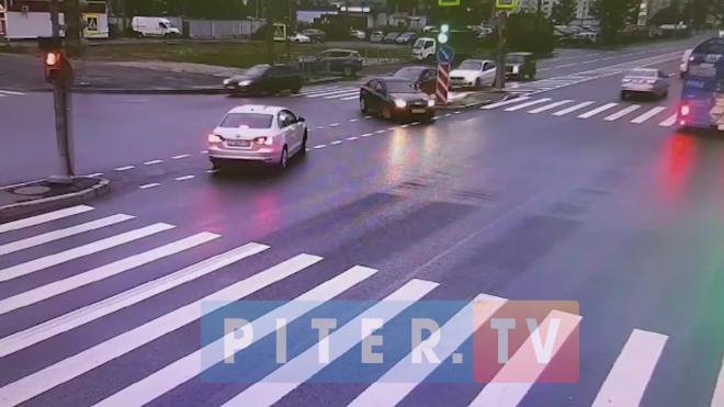 ДТП на перекрестке Комендантского и Шаврова мешает движению машин