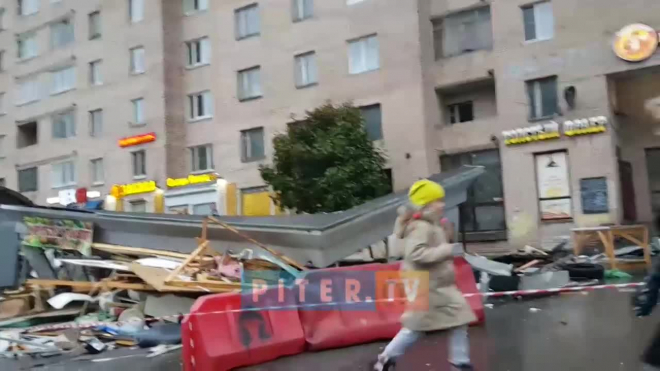 Видео: в Выборгском районе КИО снес незаконные ларьки у метро