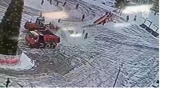 В Гатчине ребенка завалило снегом из ковша уборочной машины