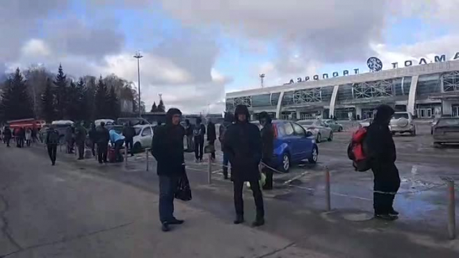 Видео из Новосибирска: Аэропорт "Толмачево" эвакуировали из-за "минирования"