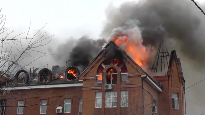 Жуткое видео из Солнечногорска: дотла выгорела мансарда в здании Пенсионного фонда