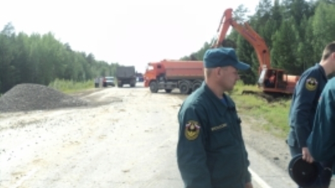 Движение на трассе "Тюмень - Ханты-Мансийск" после обвала грунта и моста через реку Демьянка восстановлено