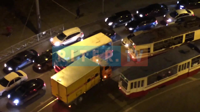 На Дыбенко из-за поломки трамвая "встало" все движение