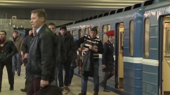 На станции метро "Проспект Просвещения" неизвестный бросил петарду
