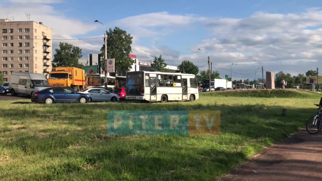 машины объезжают аварию по газону