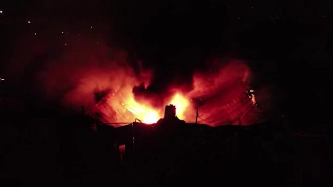 В Нижнем Новгороде потушили крупный пожар в ангара с макулатурой