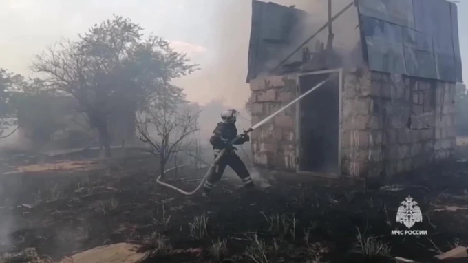 В Астрахани ликвидировали крупный пожар в садовом товариществе