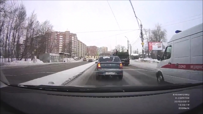 Скорая проехала мимо сбитого пешехода в Архангельске.