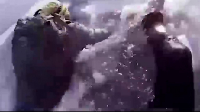 В сети опубликовано видео, как два туриста провалились под лед на Байкале