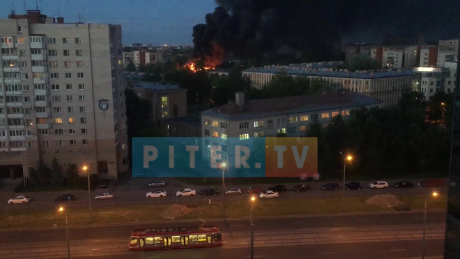 Видео: на Васильевском острове горел жилой дом