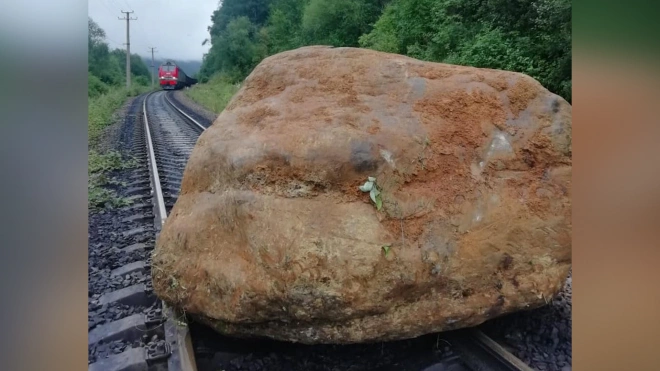 В Хабаровском крае валун весом в 16 тонн упал на железнодорожные пути