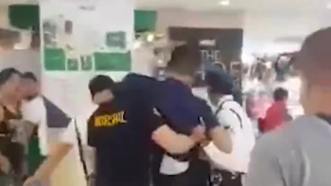 Видео: На Филиппинах вооруженный мужчина взял в заложники 30 человек в ТЦ
