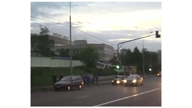 В Петербурге автобус протаранил трамвайную остановку, пострадала женщина