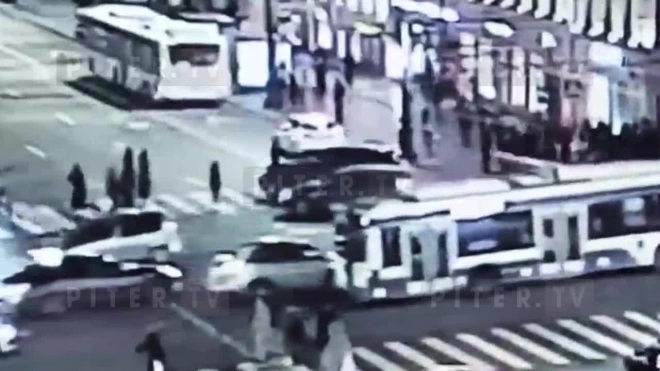 На видео попало ДТП на Невском проспекте, в котором пострадала женщина