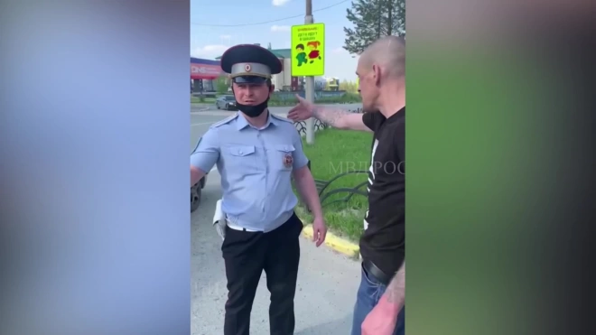 В ХМАО нетрезвый мужчина бросил в полицейского сто тысяч рублей