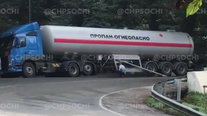 На трассе в Сочи остановлено движение из-за угрозы взрыва газа