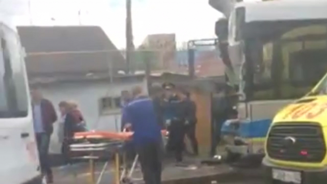 Жуткое видео из Казахстана: автобус с пассажирами протаранил джип, а потом столб