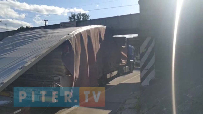 На улице Боровая большегруз потерял крышу под "мостом глупости"