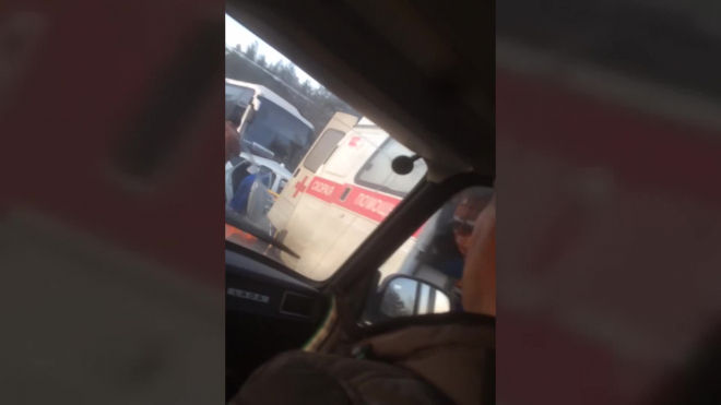 На Ропшинском шоссе иномарка попала под автобус 