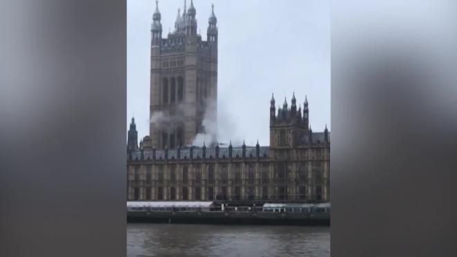 Появилось видео дыма над Вестминстерским дворцом в Лондоне