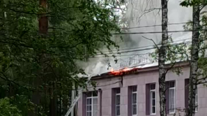 Видео: в Петербурге эвакуировали детей из горящего детского сада