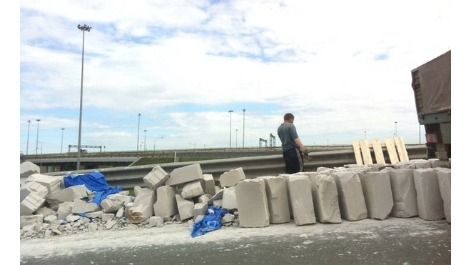 Нашелся хозяин бетонных блоков, которые просыпал грузовик на КАДе в Петербурге
