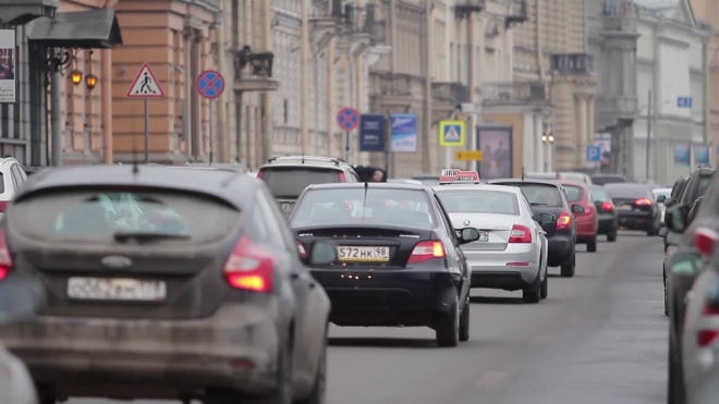 Поток сточных вод застопорил Адмиралтейскую набережную до мая