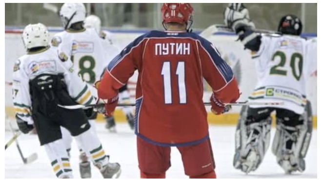 Путин забросил несколько шайб на тренировке с легендарными хоккеистами