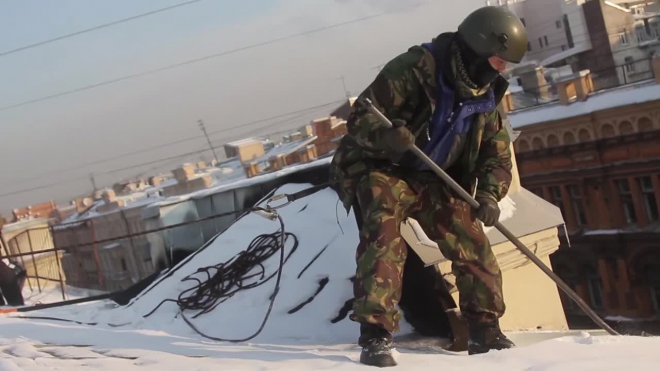 Около 1,2 тысяч кровельщиков будут чистить крыши Петербурга зимой