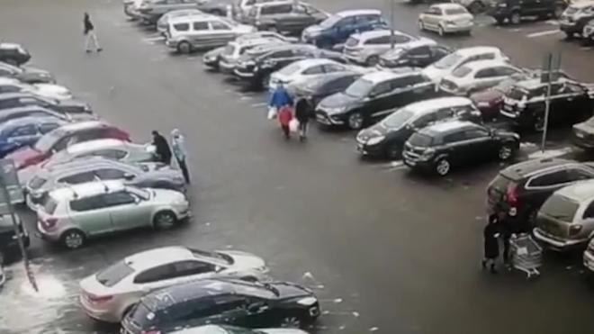 Рецидивиста из Ленобласти задержали за кражу иномарки с парковки гипермаркета