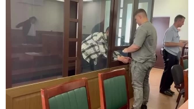 Арестован отчим, который свесил вниз головой из окна ребенка в Петербурге