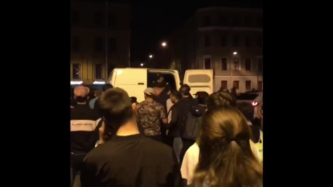 Ночью на Думской улице полиция задержала компанию мужчин