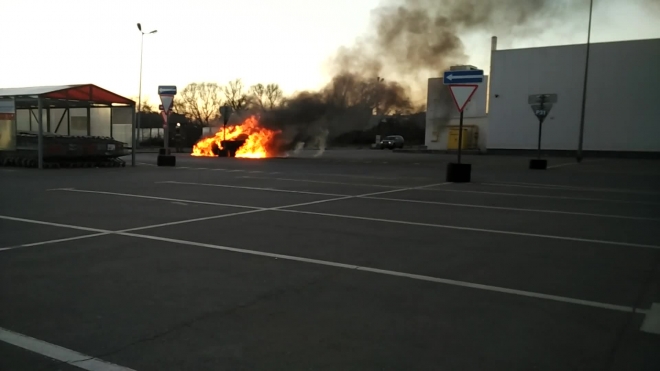 Очевидец снял горящий автомобиль в Рязани