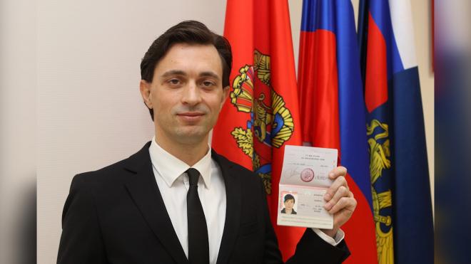 Итальянский волонтер, просивший у Путина гражданство, получил паспорт