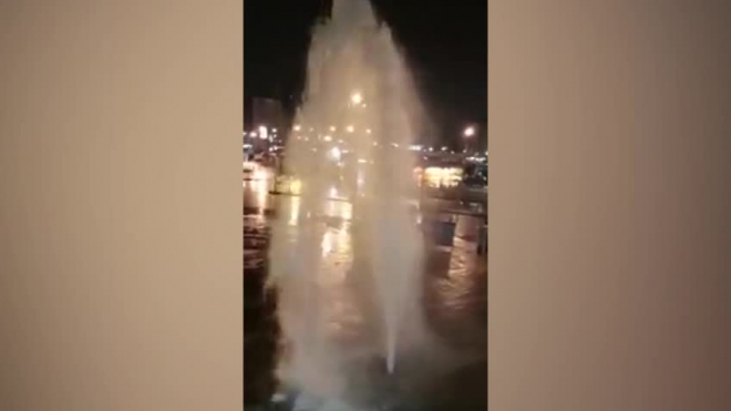 У Ледового дворца на проспекте Пятилеток забил 5-метровый фонтан