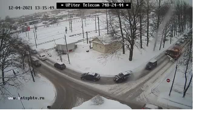 В Пушкине снегоуборочный грузовик "съел" стоящий на пути автомобиль