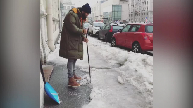 Видео: Иван Ургант расколол лед у Мариинского театра