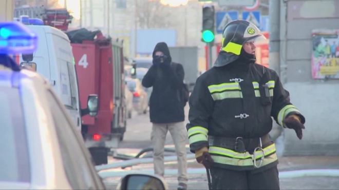 Пожар в бизнес-центре "Сенатор" в Петербурге: один человек погиб, 30 оказались заблокированы огнем