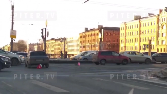 На пересечении Московского проспекта и Обводного канала столкнулись четыре легковушки