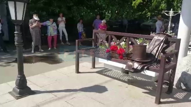 В сквере на Савушкина участники марафона "Пушкин Non-stop" отведали любимый десерт поэта бланманже