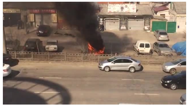 Видео из Воронежа: Средь бела дня в центре сгорела дотла иномарка