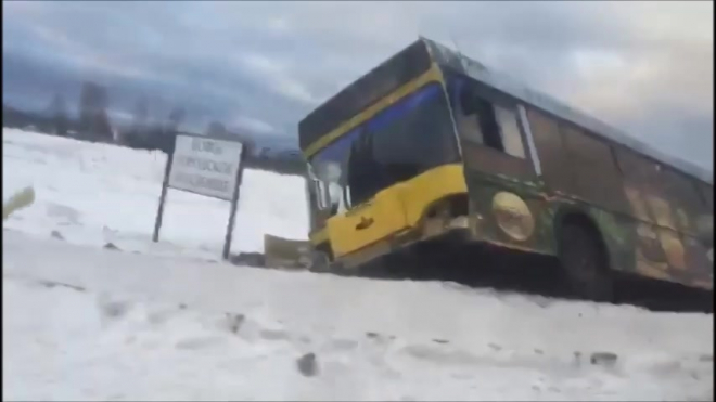 Видео: Автобус улетел в кювет после столкновения с легковушкой в Петергофе