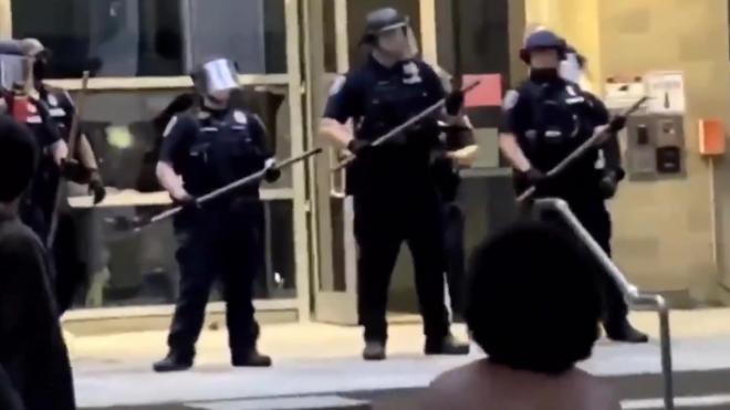 Протестующие атаковали полицейские участки в двух городах США