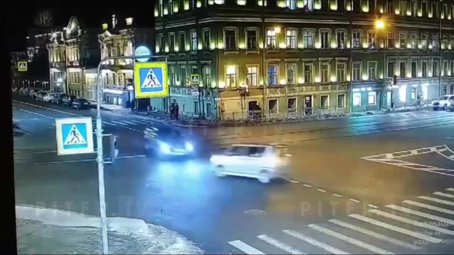 На Петроградской набережной в Петербурге столкнулись два легковых автомобиля