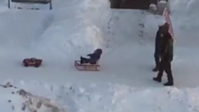 Видео из Барнаула: игрушечный джип прокатил с ветерком на санках ребенка