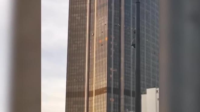 Мужчина попытался без страховки покорить самый высокий небоскреб Парижа
